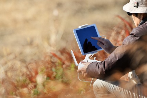 drone-flying-with-ipad