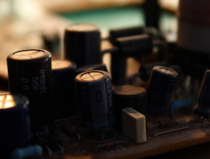 What’s the Difference Between Capacitors and Batteries?