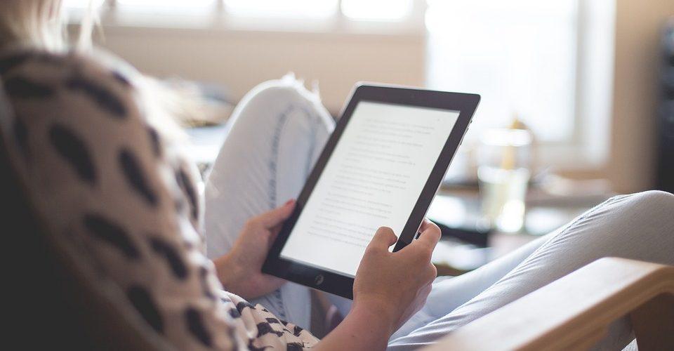 Should I Get a Kindle? 15 Reasons to Switch to the World’s Best E-Reader