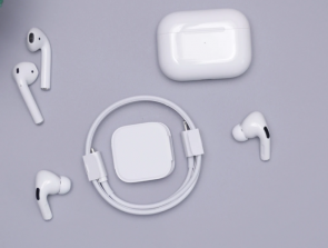 Headphones Comparison: Apple AirPods Pro vs. Apple AirPods 2