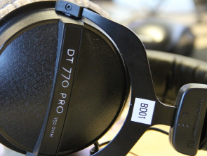 Headphones Comparison: Beyerdynamic DT 770 Pro vs. Beyerdynamic DT 990 Pro